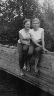 Sirkka Paajanen (os.Kostiainen) ja Elsi Hirvi (os.Sikiö) istumassa uittorännin laidalla. Kuva v. 1959.