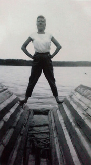 Elsi viimeisimmän uittorännin päässä. Uittoränni oli upea uimapaikka kun rännissä virtasi vesi. Kuva v. 1959.