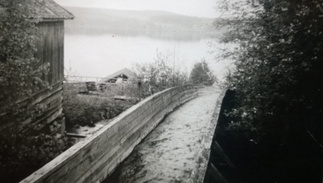 Uittorännin yläpää. Kuva on luultavasti vuodelta 1958, koska rakenteilla olevan voimalaitoksen katto näkyy.
