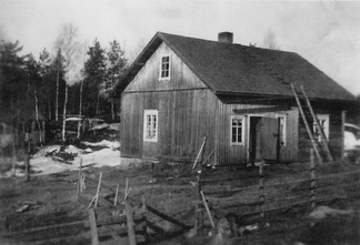 Vanha myllyn asuinrakennus, johon on  tehty 70 -luvulla elintasosiipi ja tiiliverhoilu.